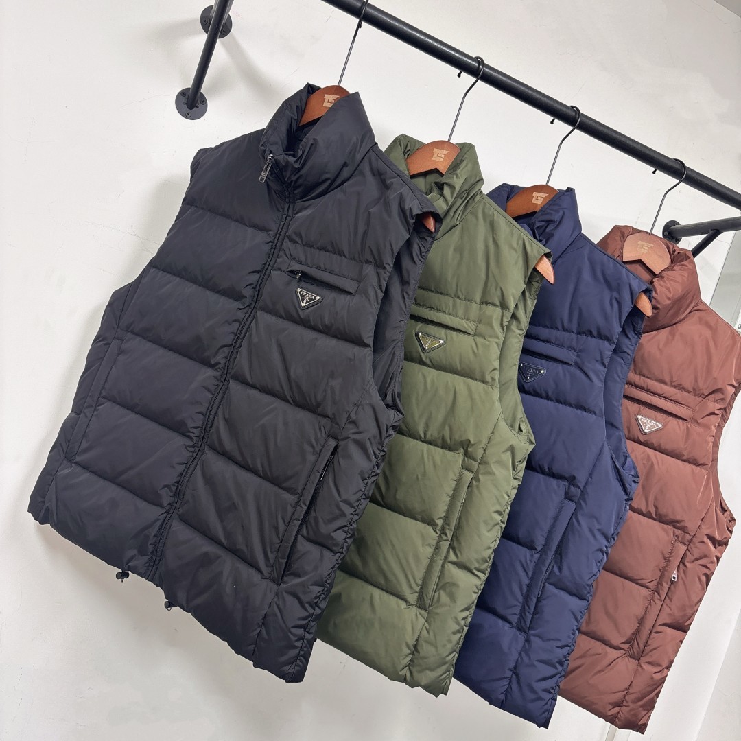 羽绒 PRADA-普拉达 25秋冬经典老牌三角标羽绒马甲背心!经典的铁三角😍每年翻牌必备上身的常青款系列