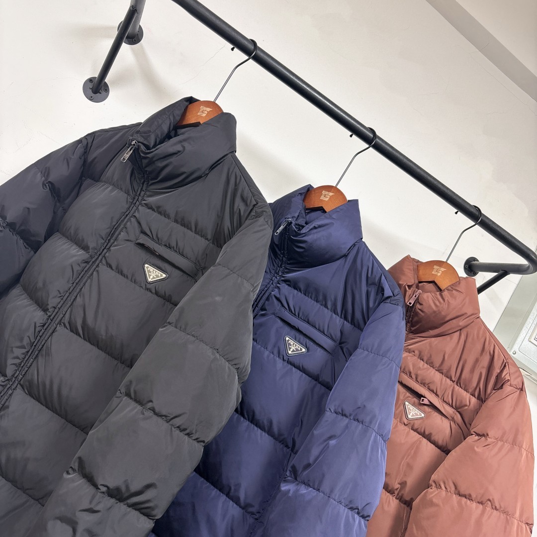 羽绒 新款上架🎬PRADA 普拉达 25秋冬新款羽绒服外套,立领金典款式轻便蓬松保暖舒适,经典百搭实穿,