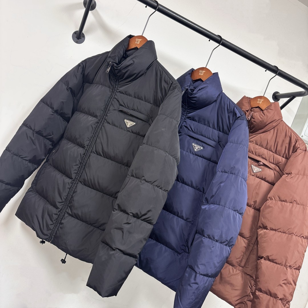 羽绒 新款上架🎬PRADA 普拉达 25秋冬新款羽绒服外套,立领金典款式轻便蓬松保暖舒适,经典百搭实穿,