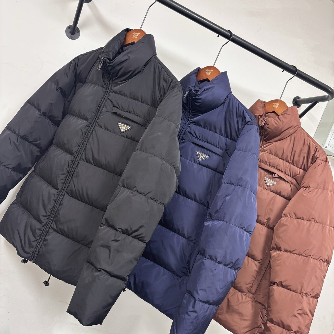 羽绒 新款上架🎬PRADA 普拉达 25秋冬新款羽绒服外套,立领金典款式轻便蓬松保暖舒适,经典百搭实穿,