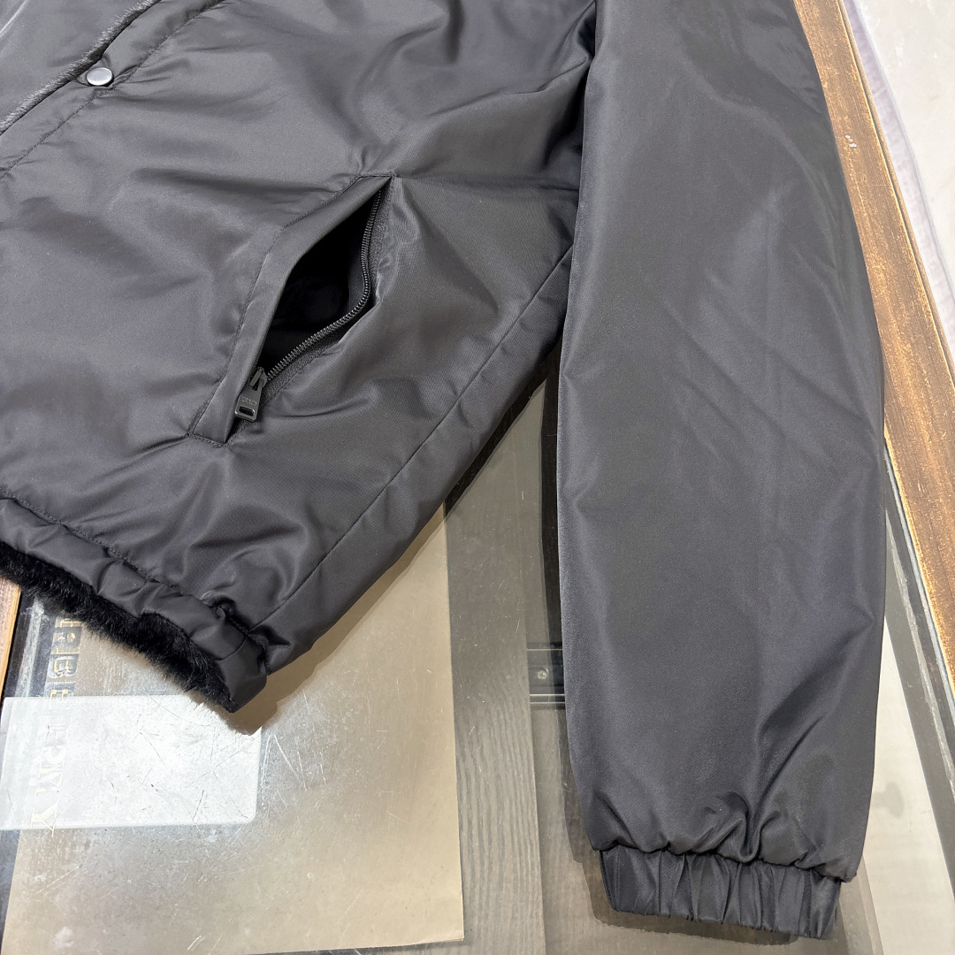 外套 🆕PRADA 普拉达 25秋冬新款双面穿夹克外套～两面🉑穿～满足多种穿搭风格～超级狠货 ！简约廓形