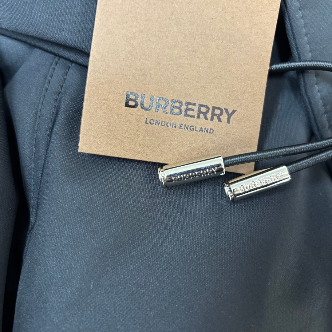 🆕BUR*BERRY 巴宝莉 25秋冬最新款连帽羽绒服外套 （帽子不🉑拆卸）版型剪裁完美穿着舒适有型，整