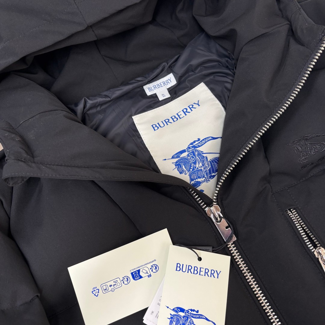 🆕BUR*BERRY 巴宝莉 25秋冬最新款连帽羽绒服外套 （帽子不🉑拆卸）版型剪裁完美穿着舒适有型，整