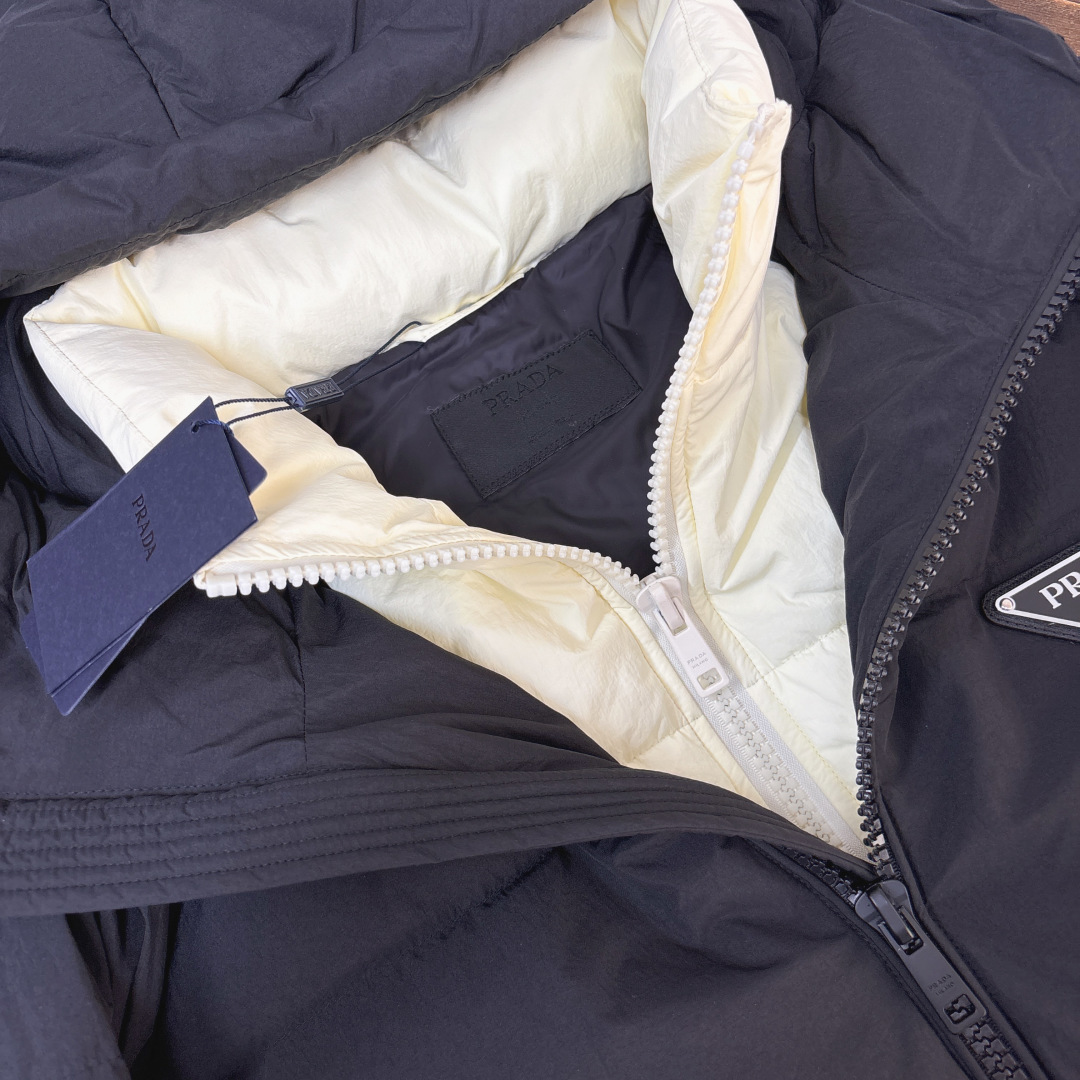 🆕PRA*DA 普拉达 25秋冬最新款连帽假两件三角铁标羽绒服外套～ 版型剪裁完美穿着舒适有型，整体视觉