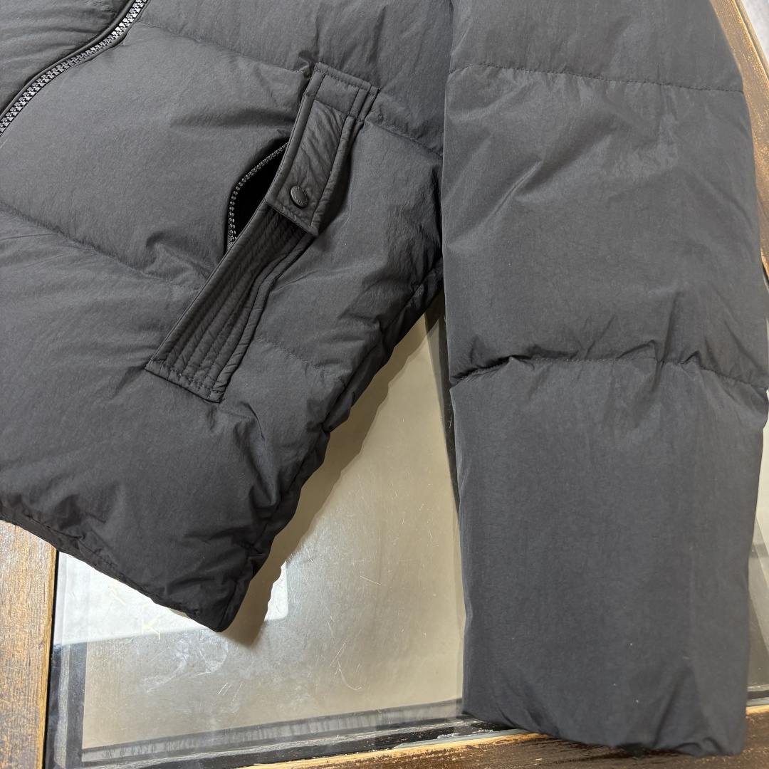 🆕PRA*DA 普拉达 25秋冬最新款连帽假两件三角铁标羽绒服外套～ 版型剪裁完美穿着舒适有型，整体视觉