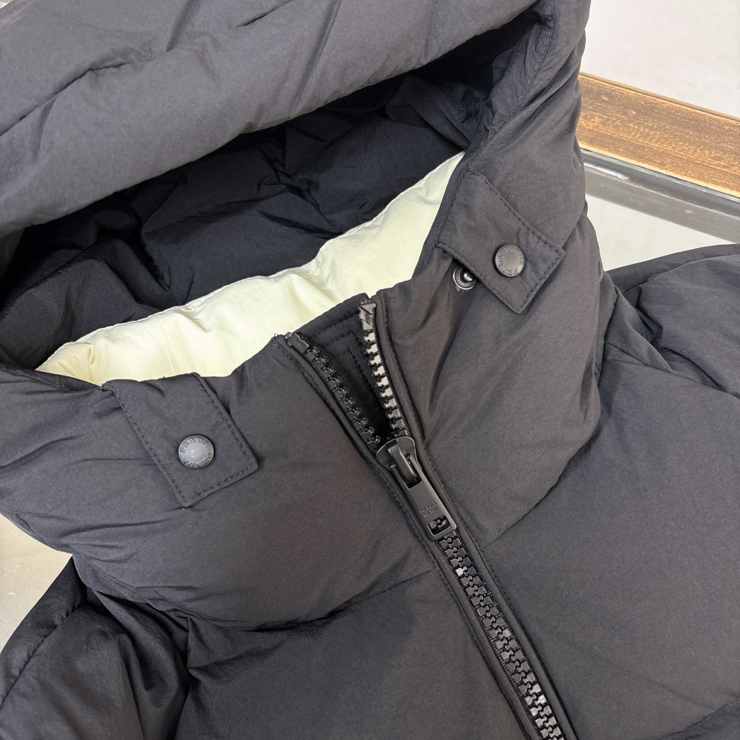 🆕PRA*DA 普拉达 25秋冬最新款连帽假两件三角铁标羽绒服外套～ 版型剪裁完美穿着舒适有型，整体视觉