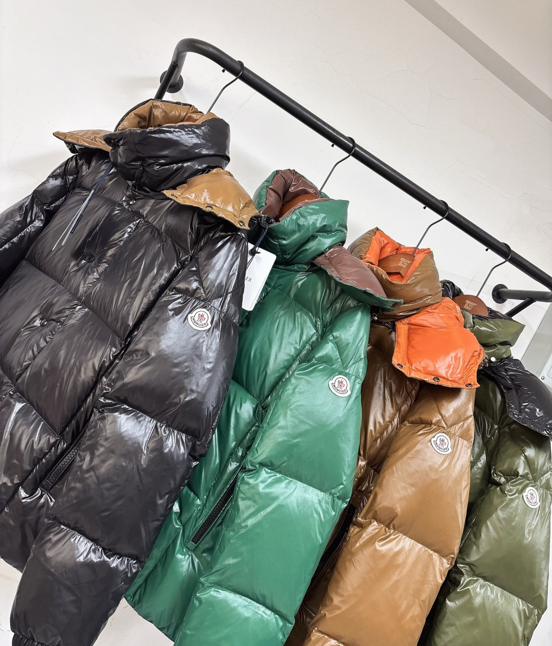 🆕 Moncler 盟可睐 新品 Parana男士黑金漆面连帽短款羽绒服～专柜同步上新🈶售面料采用原版一