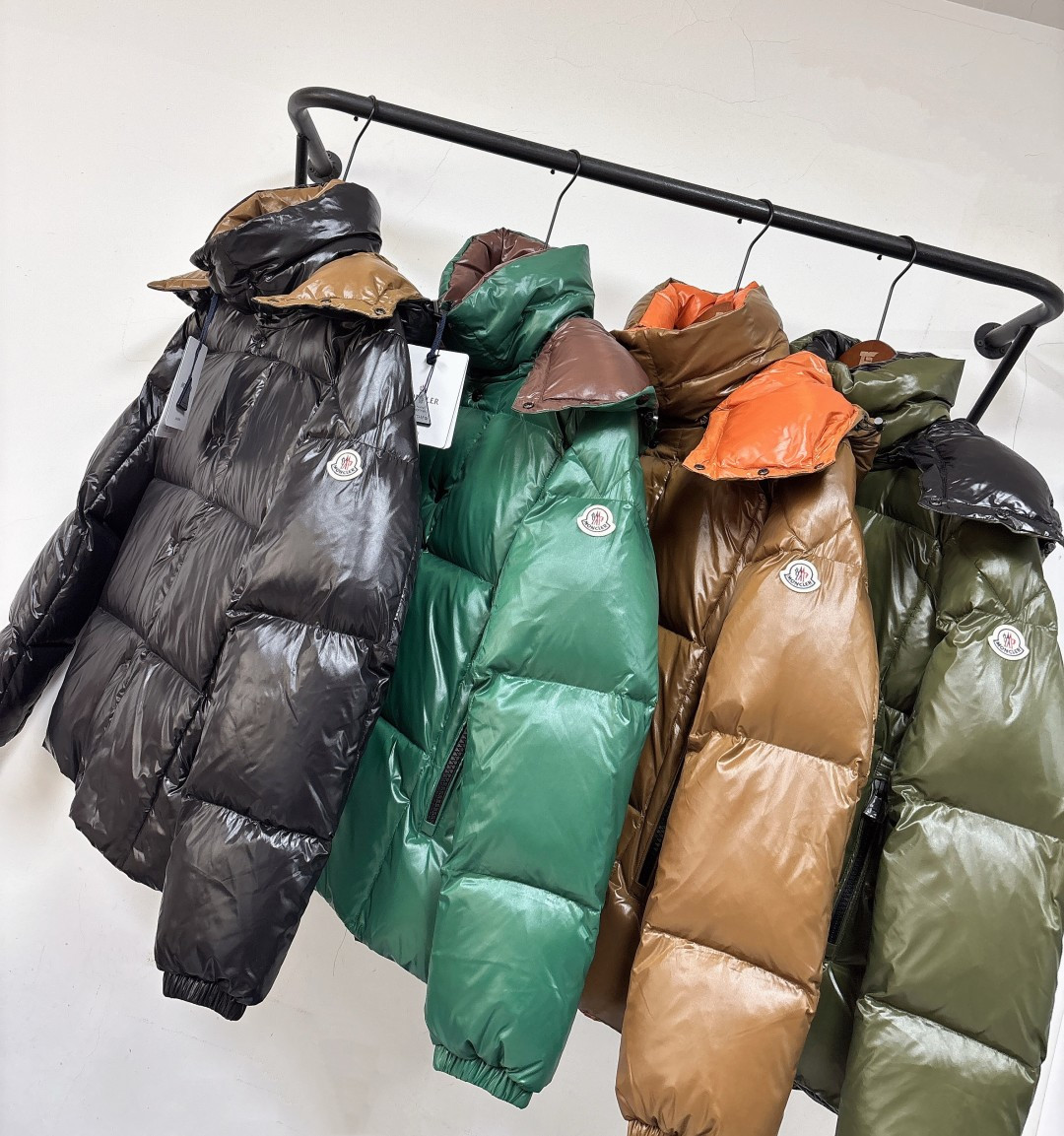 🆕 Moncler 盟可睐 新品 Parana男士黑金漆面连帽短款羽绒服～专柜同步上新🈶售面料采用原版一