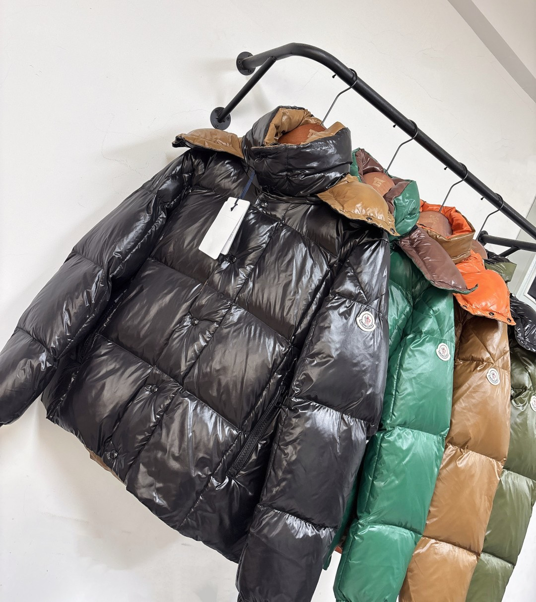 🆕 Moncler 盟可睐 新品 Parana男士黑金漆面连帽短款羽绒服～专柜同步上新🈶售面料采用原版一