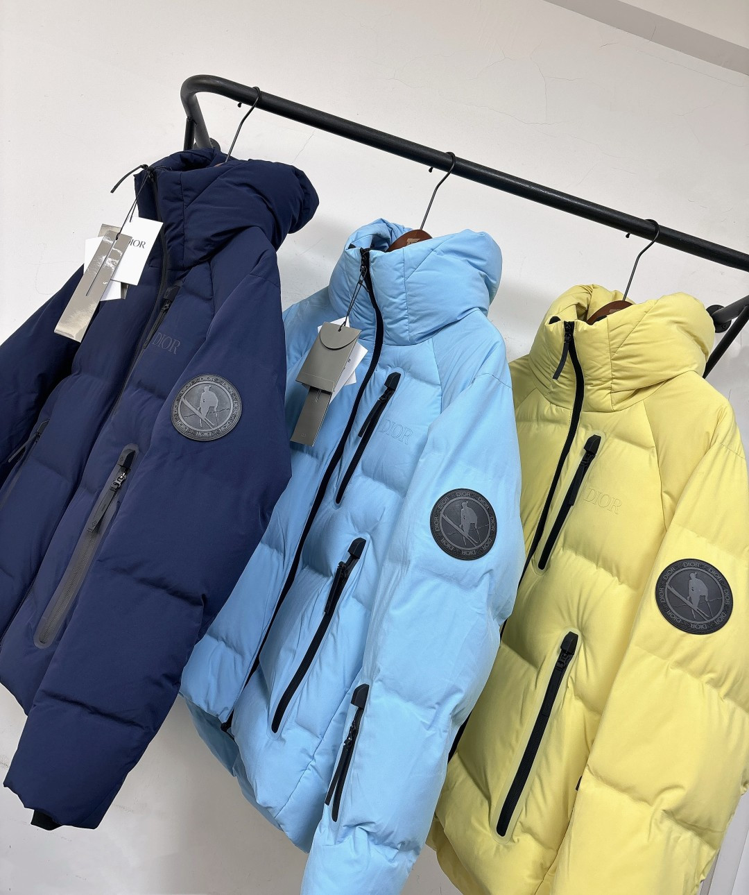 Dior迪奥 x 迪桑特 联名款羽绒滑雪服 现货限量供应，好东西要讲究抢购速度，别等天冷了就没货了 ‼️