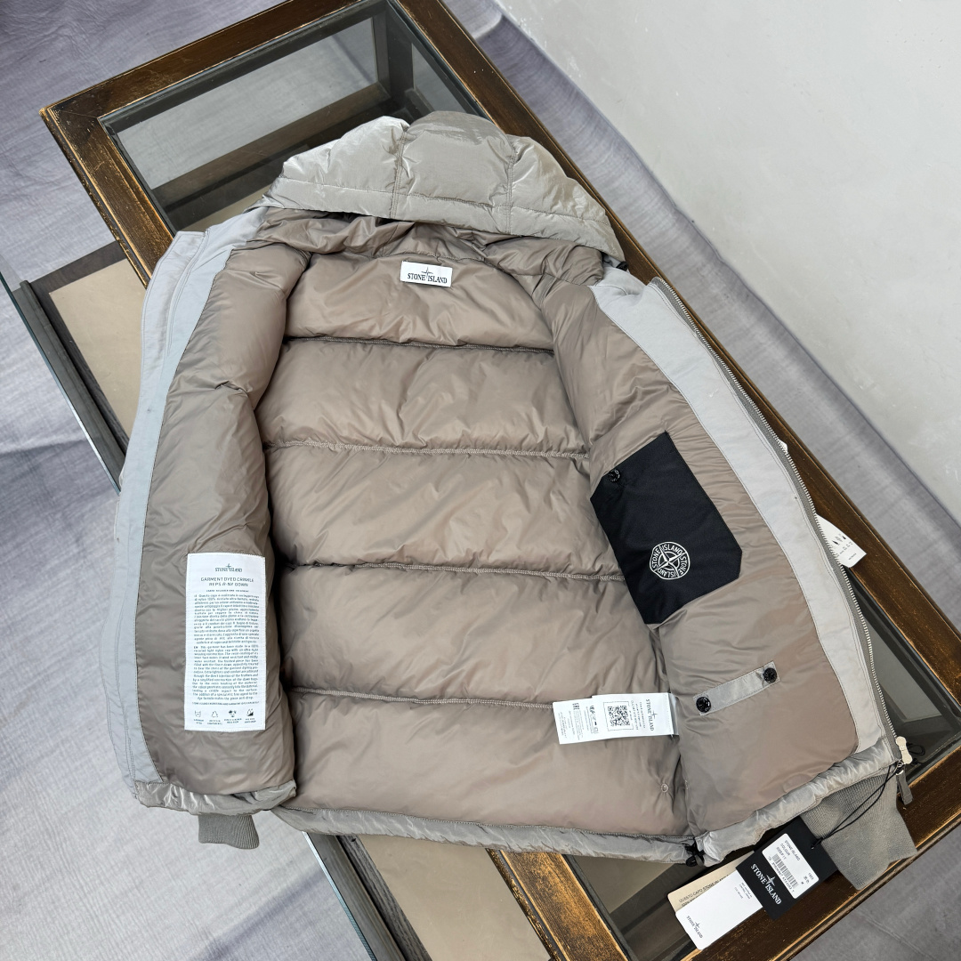 p665.00 25S全球爆款
官网同步STONE 石头岛 冬季新款羽绒服 官网同款图片  实物拍照图片 【新品上新】 原版金属尼龙面料，特殊的光泽感 90绒充足填充  保暖性极佳  原版织带装饰特别防滑卡扣，所有辅料按原版1：1定制  商标水洗唛齐 放心入手！！
颜色：灰色   黑色    
码数：M L XL XXL

​