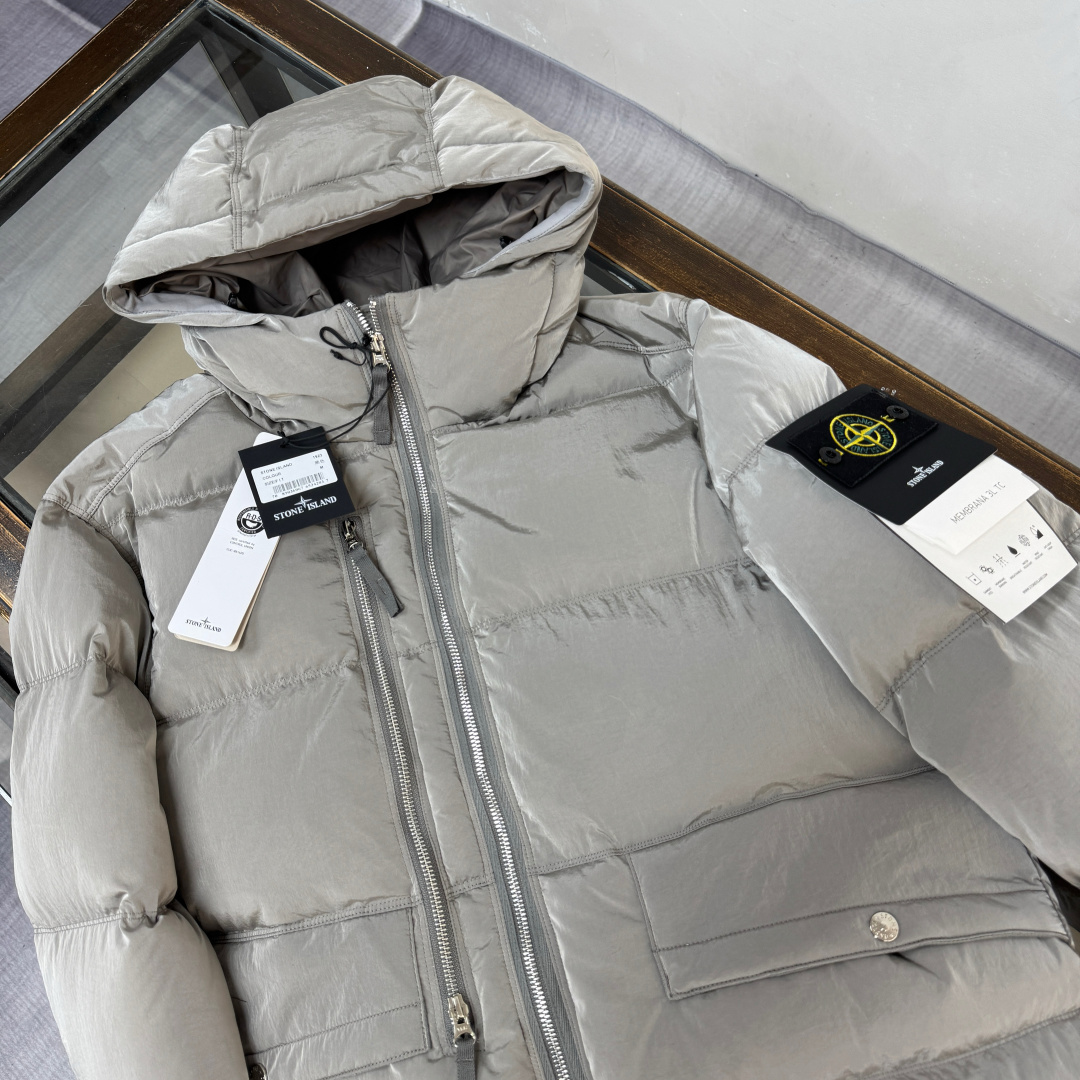 p665.00 25S全球爆款
官网同步STONE 石头岛 冬季新款羽绒服 官网同款图片  实物拍照图片 【新品上新】 原版金属尼龙面料，特殊的光泽感 90绒充足填充  保暖性极佳  原版织带装饰特别防滑卡扣，所有辅料按原版1：1定制  商标水洗唛齐 放心入手！！
颜色：灰色   黑色    
码数：M L XL XXL

​