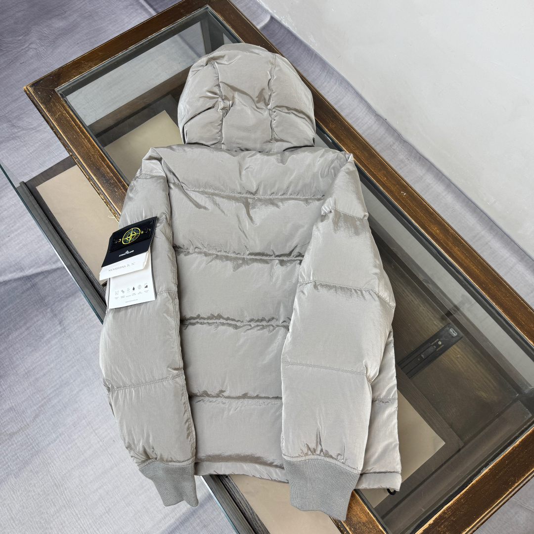 p665.00 25S全球爆款
官网同步STONE 石头岛 冬季新款羽绒服 官网同款图片  实物拍照图片 【新品上新】 原版金属尼龙面料，特殊的光泽感 90绒充足填充  保暖性极佳  原版织带装饰特别防滑卡扣，所有辅料按原版1：1定制  商标水洗唛齐 放心入手！！
颜色：灰色   黑色    
码数：M L XL XXL

​