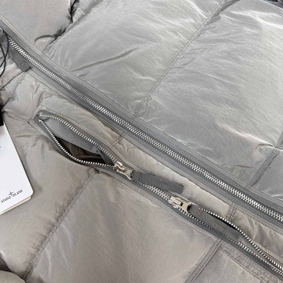 p665.00 25S全球爆款
官网同步STONE 石头岛 冬季新款羽绒服 官网同款图片  实物拍照图片 【新品上新】 原版金属尼龙面料，特殊的光泽感 90绒充足填充  保暖性极佳  原版织带装饰特别防滑卡扣，所有辅料按原版1：1定制  商标水洗唛齐 放心入手！！
颜色：灰色   黑色    
码数：M L XL XXL

​