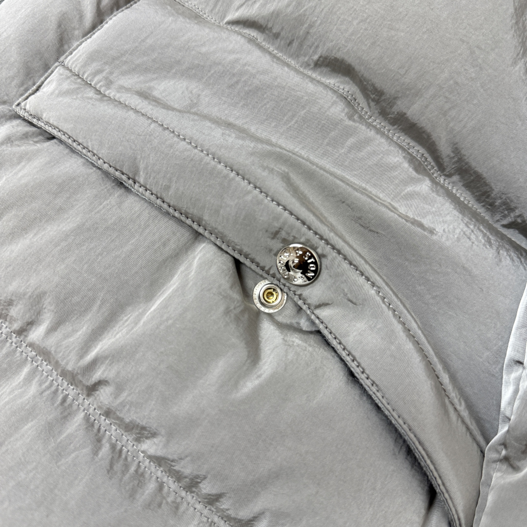 p665.00 25S全球爆款
官网同步STONE 石头岛 冬季新款羽绒服 官网同款图片  实物拍照图片 【新品上新】 原版金属尼龙面料，特殊的光泽感 90绒充足填充  保暖性极佳  原版织带装饰特别防滑卡扣，所有辅料按原版1：1定制  商标水洗唛齐 放心入手！！
颜色：灰色   黑色    
码数：M L XL XXL

​