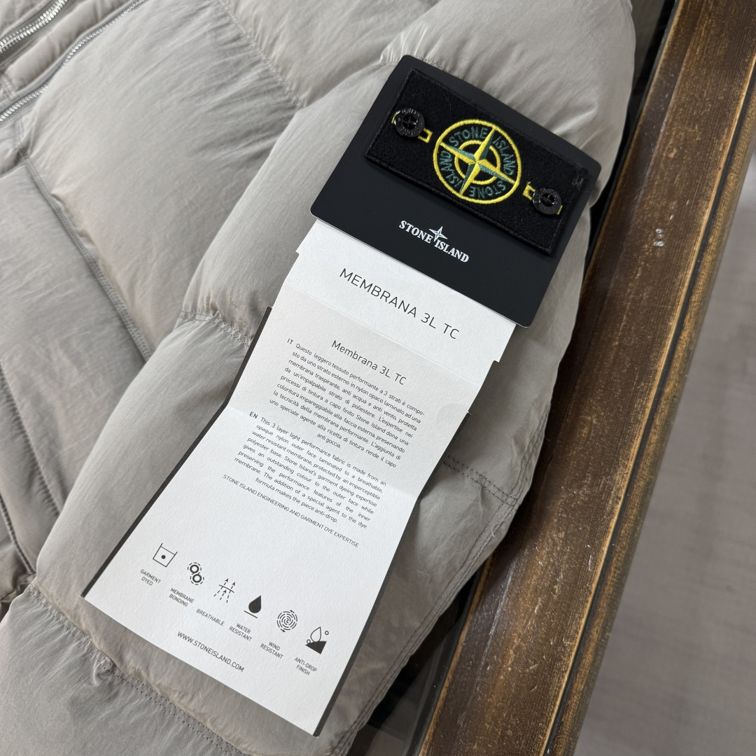 p665.00 25S全球爆款
官网同步STONE 石头岛 冬季新款羽绒服 官网同款图片  实物拍照图片 【新品上新】 原版金属尼龙面料，特殊的光泽感 90绒充足填充  保暖性极佳  原版织带装饰特别防滑卡扣，所有辅料按原版1：1定制  商标水洗唛齐 放心入手！！
颜色：灰色   黑色    
码数：M L XL XXL

​