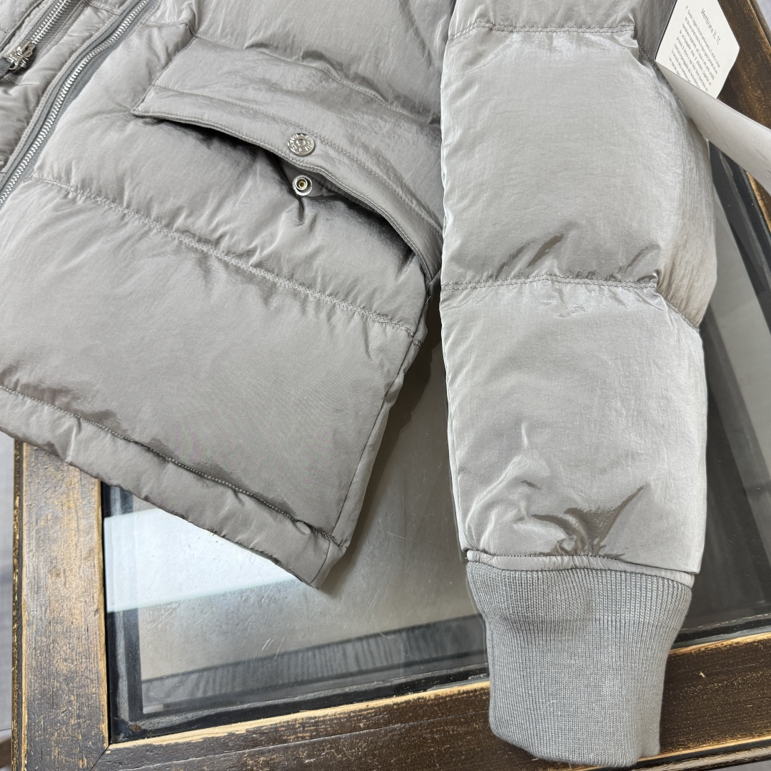 p665.00 25S全球爆款
官网同步STONE 石头岛 冬季新款羽绒服 官网同款图片  实物拍照图片 【新品上新】 原版金属尼龙面料，特殊的光泽感 90绒充足填充  保暖性极佳  原版织带装饰特别防滑卡扣，所有辅料按原版1：1定制  商标水洗唛齐 放心入手！！
颜色：灰色   黑色    
码数：M L XL XXL

​