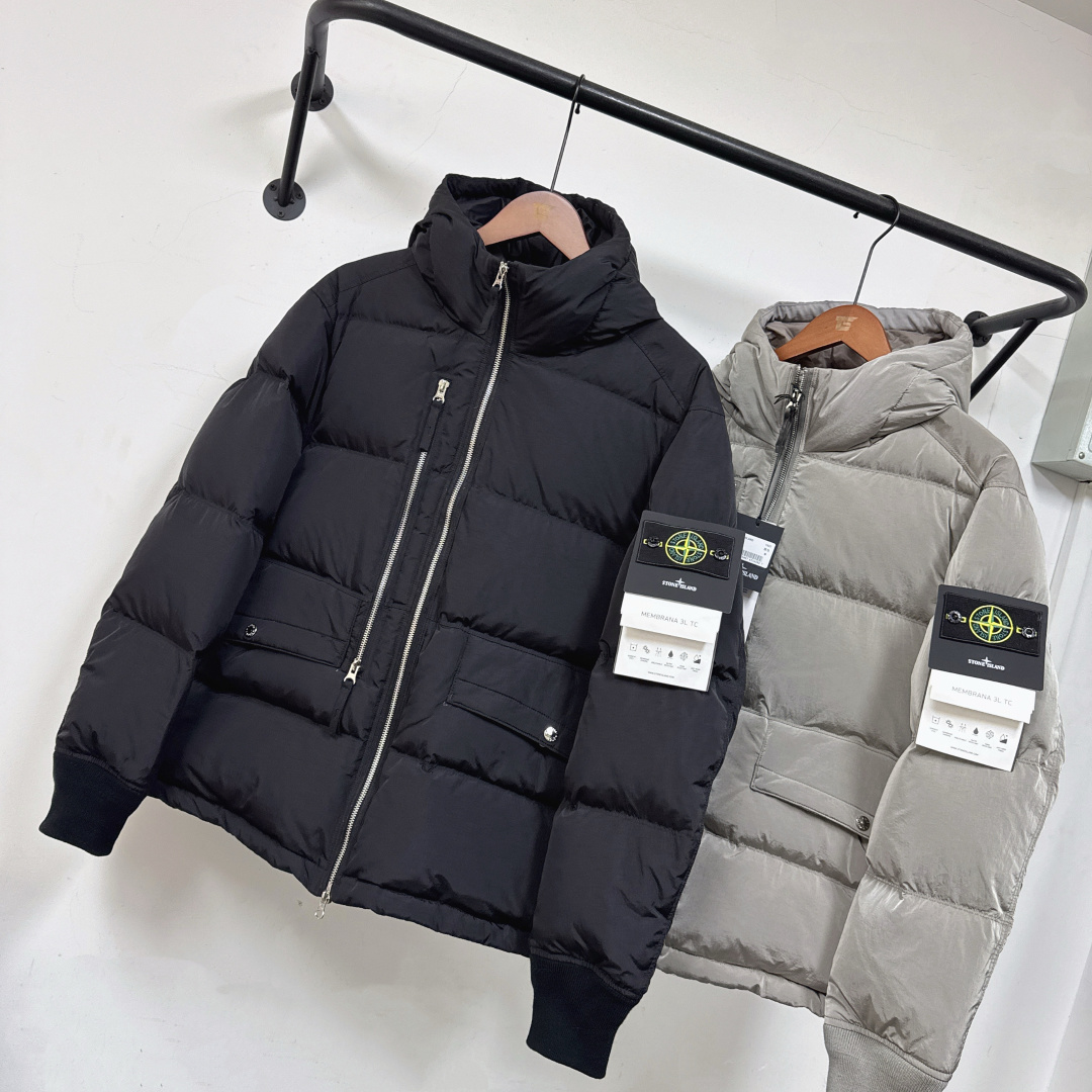 p665.00 25S全球爆款
官网同步STONE 石头岛 冬季新款羽绒服 官网同款图片  实物拍照图片 【新品上新】 原版金属尼龙面料，特殊的光泽感 90绒充足填充  保暖性极佳  原版织带装饰特别防滑卡扣，所有辅料按原版1：1定制  商标水洗唛齐 放心入手！！
颜色：灰色   黑色    
码数：M L XL XXL

​