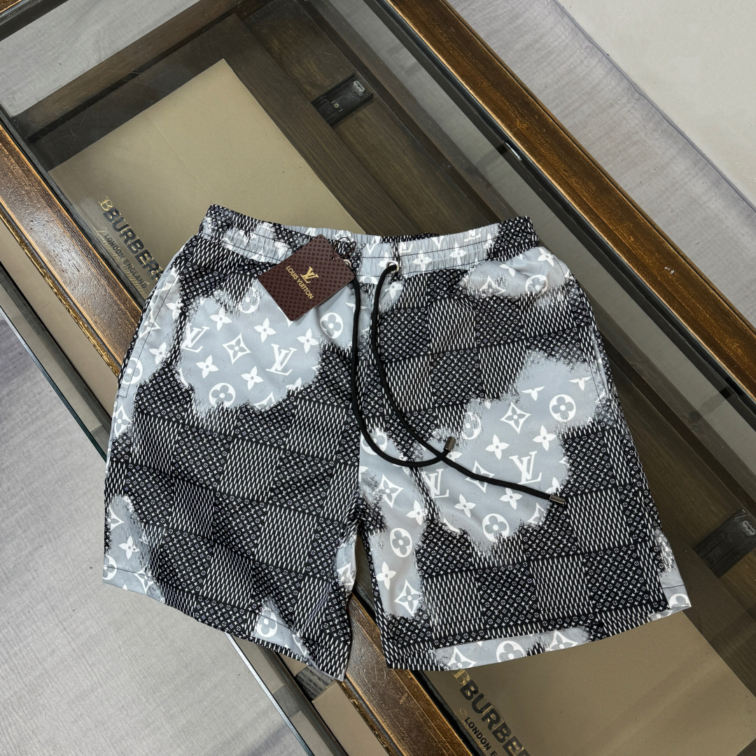 P75 Louis vuitton/LV 路易威登 2026最新款短裤沙滩裤🏖沙滩旅游必备✅高订制原版五金！ 上身效果超正，腿部线条完全得到彰显，全客供进口速干面料 纹理 紧致细腻，内衬网纱，全景高清logo设计，上身非常舒适有型，而且…