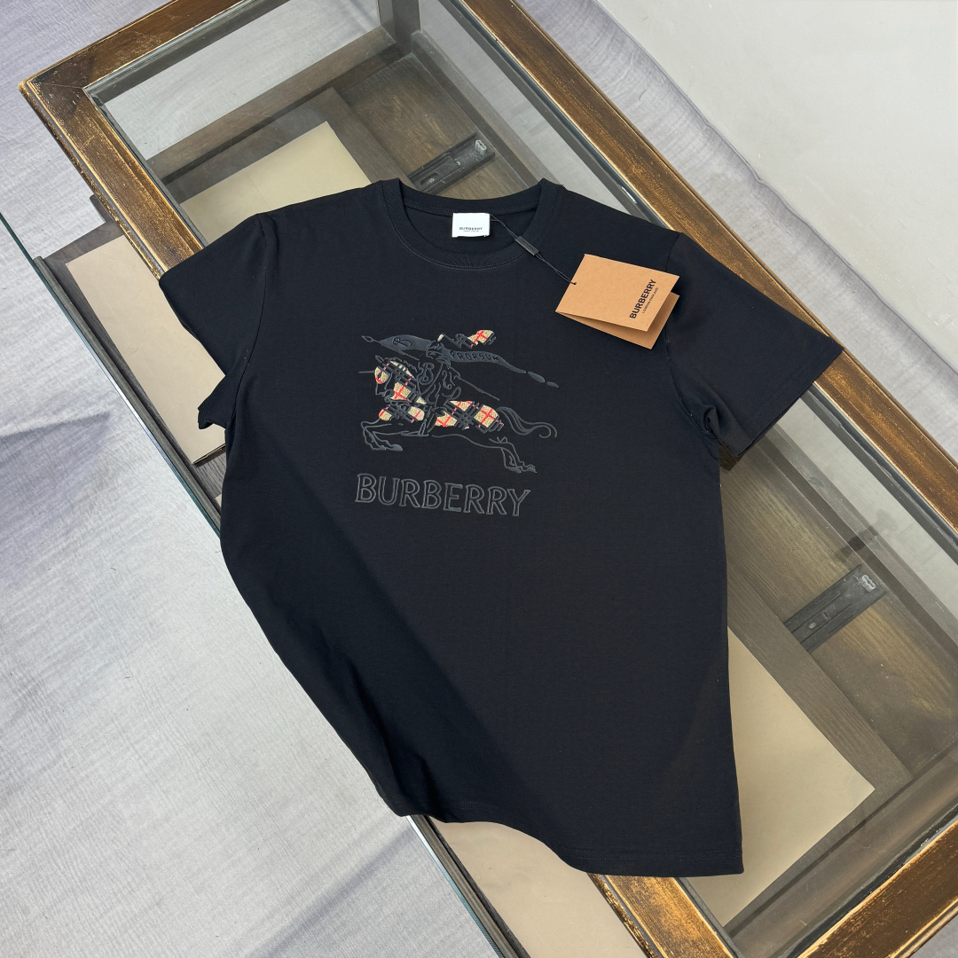 P90 D🌟BUR*BERRY La última camiseta estampada con el logo War Horse Knight de Burberry. Esta camiseta está hecha de tel…