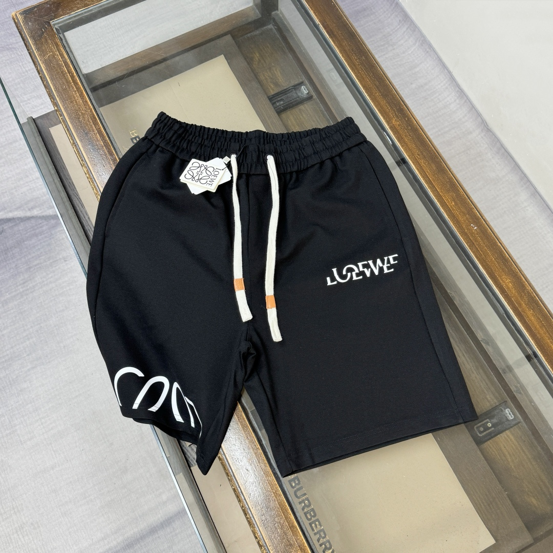 P100 C✨LOEWE 罗意威 2026最新款休闲短裤，定制面料 ～款式简单又不失档次👌超级百搭好看，三标齐全、透气舒适度高，细节无可挑剔，品牌元素设计理念，体现高品质。手感细腻柔软！呈现休闲裁剪，上身立体有型，轻松演绎街头潮人造型，…
