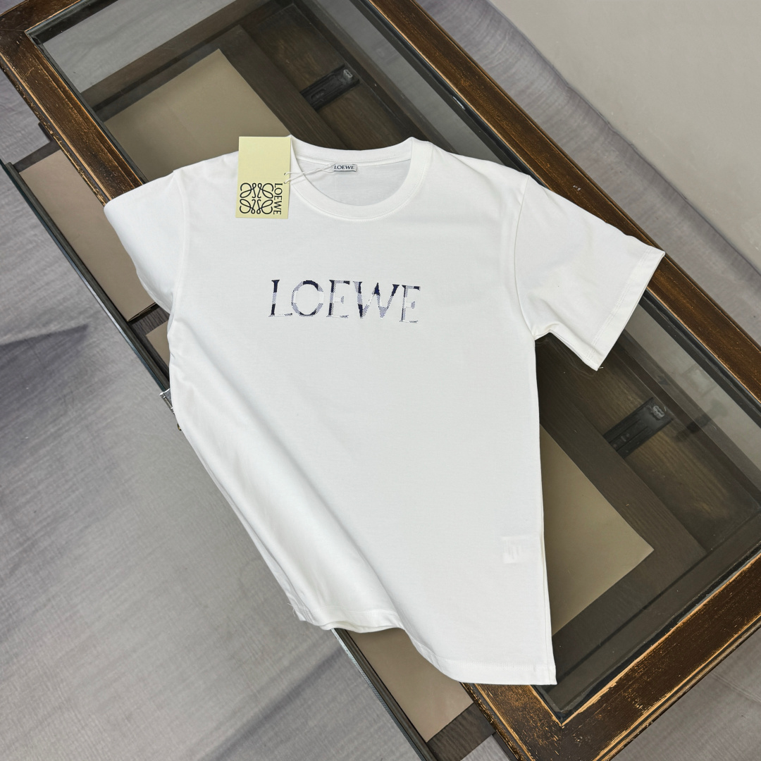 P90 D✨LOEWE 罗意威 26SS最新款短袖T恤，绝对的顶级爆款，胸前印花立体字母logo图案精美，细节处处动人，非常独特的设计，大气，简约，基础，耐看，但又独具风格，结合了一款优质短袖的所有特点，百搭有型，轻松的就能营造各种风格！…