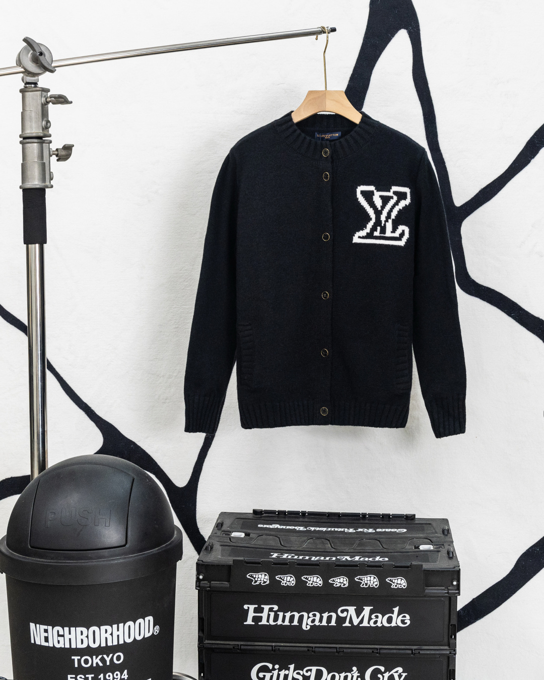 P155 N.º de estilo: Y06 N.º de estilo: HMY46# Lv Louis Vuitton Serie Intarsia tejido con botones y logotipo de letras d…