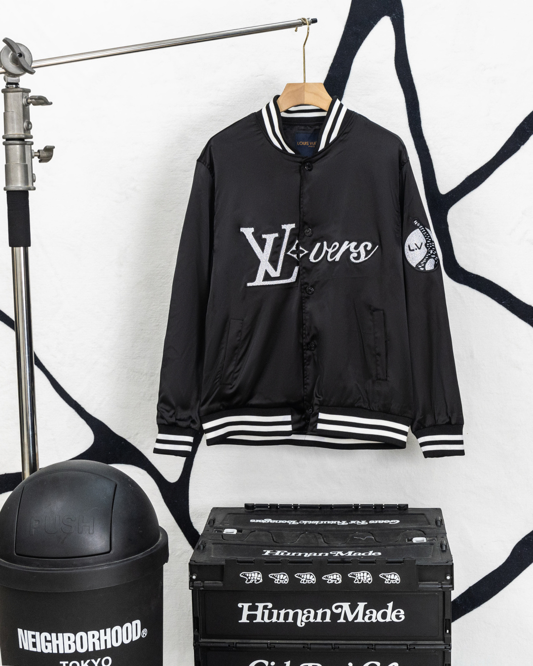 P155 Nº de estilo: Y16 LV Chaqueta de béisbol con bordado de diamantes de marca compartida Louis Vuitton Fei Dong. Esti…