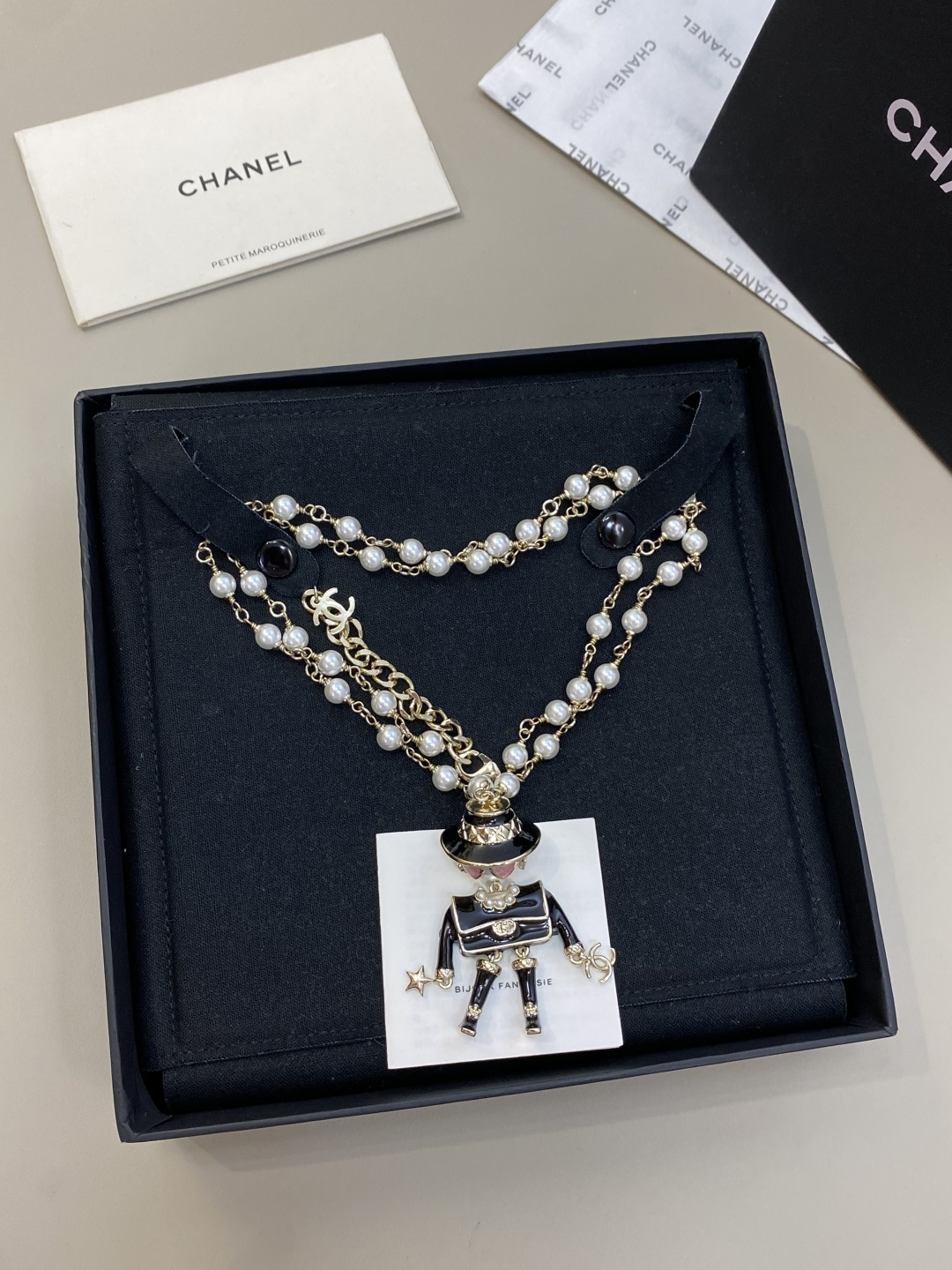 NO:635689,[New product sharing] Ch@nel 25b robot necklace uses light gold hardware with robot patterns, glass, inlaid pearls and double C embellishments. The design is novel, simple and fashionable, and at the same time exquisite, necklace, Cartier high-end jewelry19860909【新品分享】 Ch@nel 25b机器人项链 以浅金色五金搭配机器人图案、琉璃与镶嵌珍珠和双c点缀.设计新颖简约时尚,同时又显精致,,necklace,卡迪亚高端饰品,Jewelry