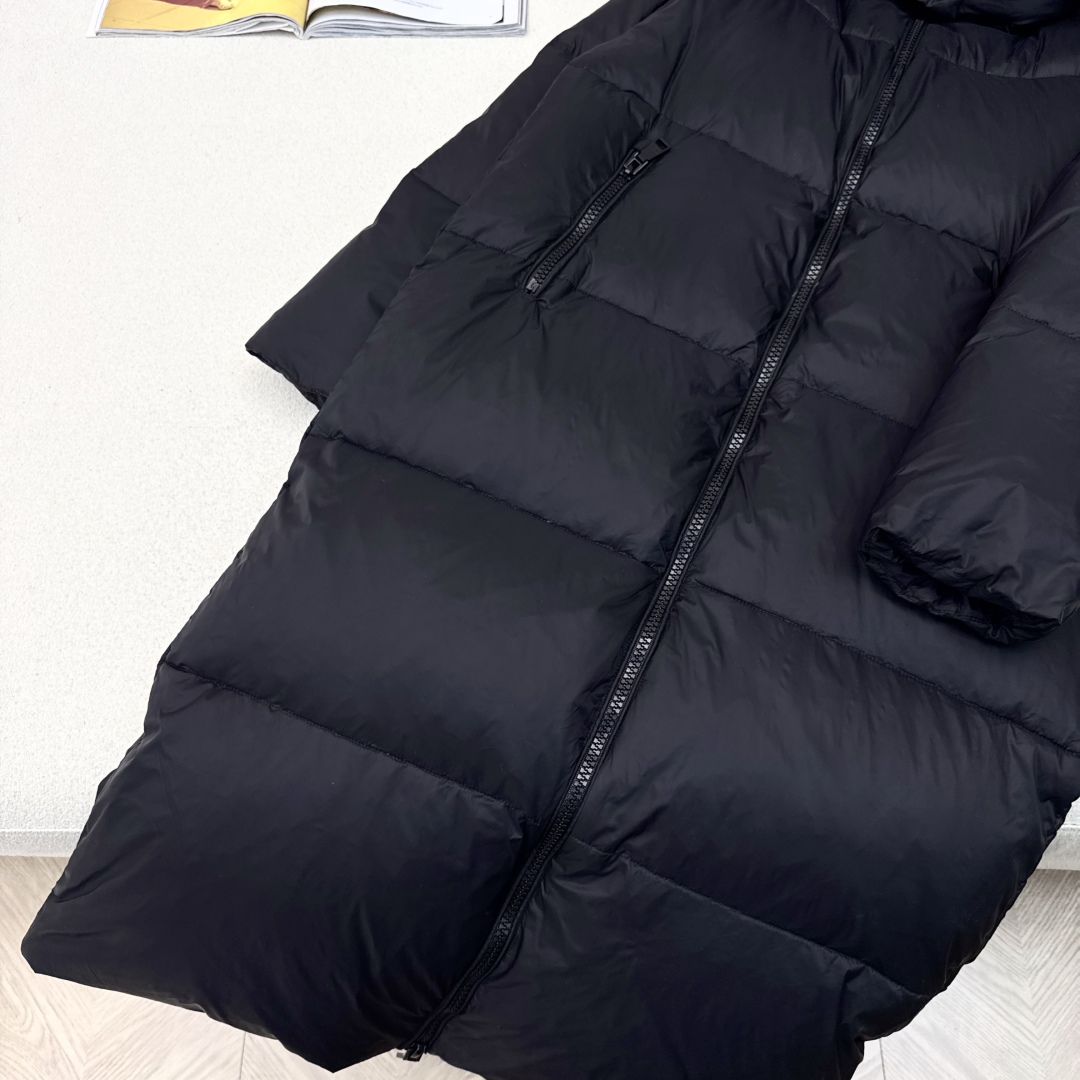 独家首发 原单品质 PD 25Ss———秋冬最新款毛领连帽长款羽绒服🖤 经典微宽松H版型 上身超显瘦 原