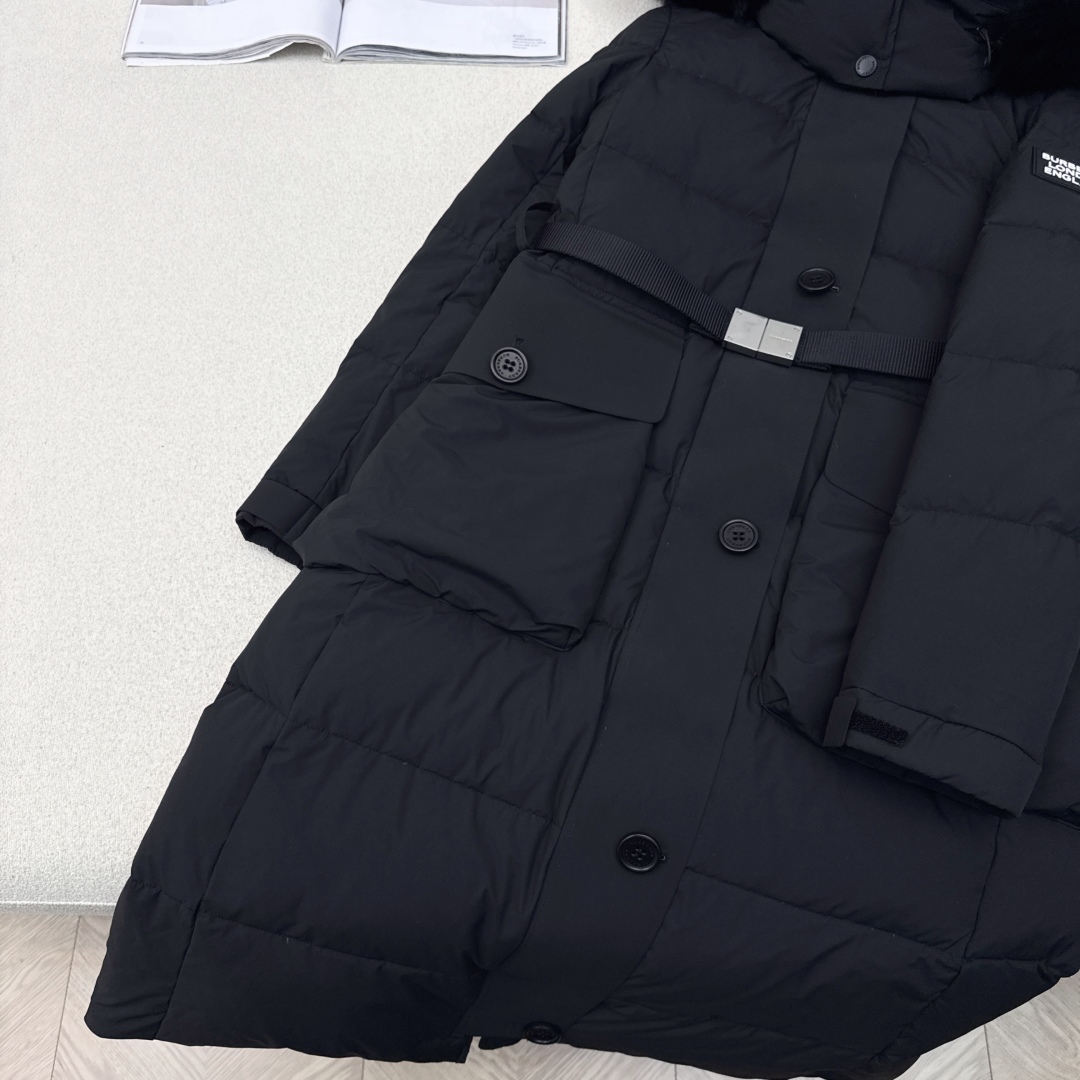 独家首发 原单品质 Bur 25Ss———秋冬最新款毛领连帽长款羽绒服🖤 经典铁扣腰带束腰修身长款版型 