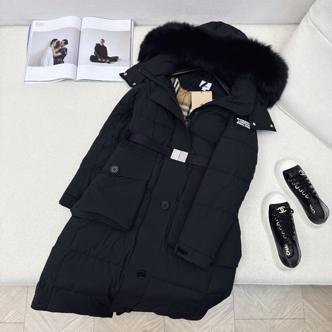 独家首发 原单品质 Bur 25Ss———秋冬最新款毛领连帽长款羽绒服🖤 经典铁扣腰带束腰修身长款版型 