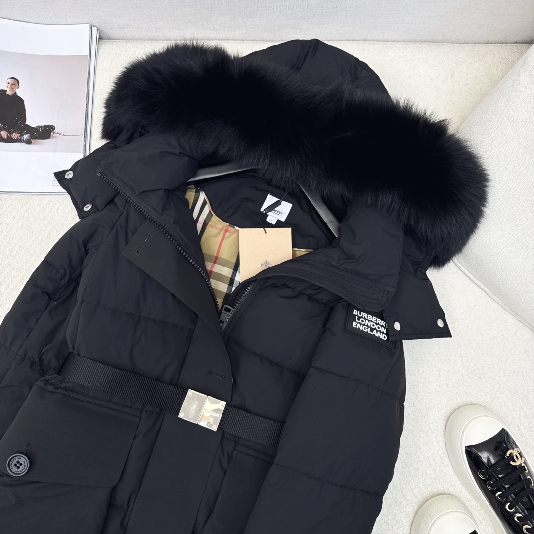 独家首发 原单品质 Bur 25Ss———秋冬最新款毛领连帽长款羽绒服🖤 经典铁扣腰带束腰修身长款版型 