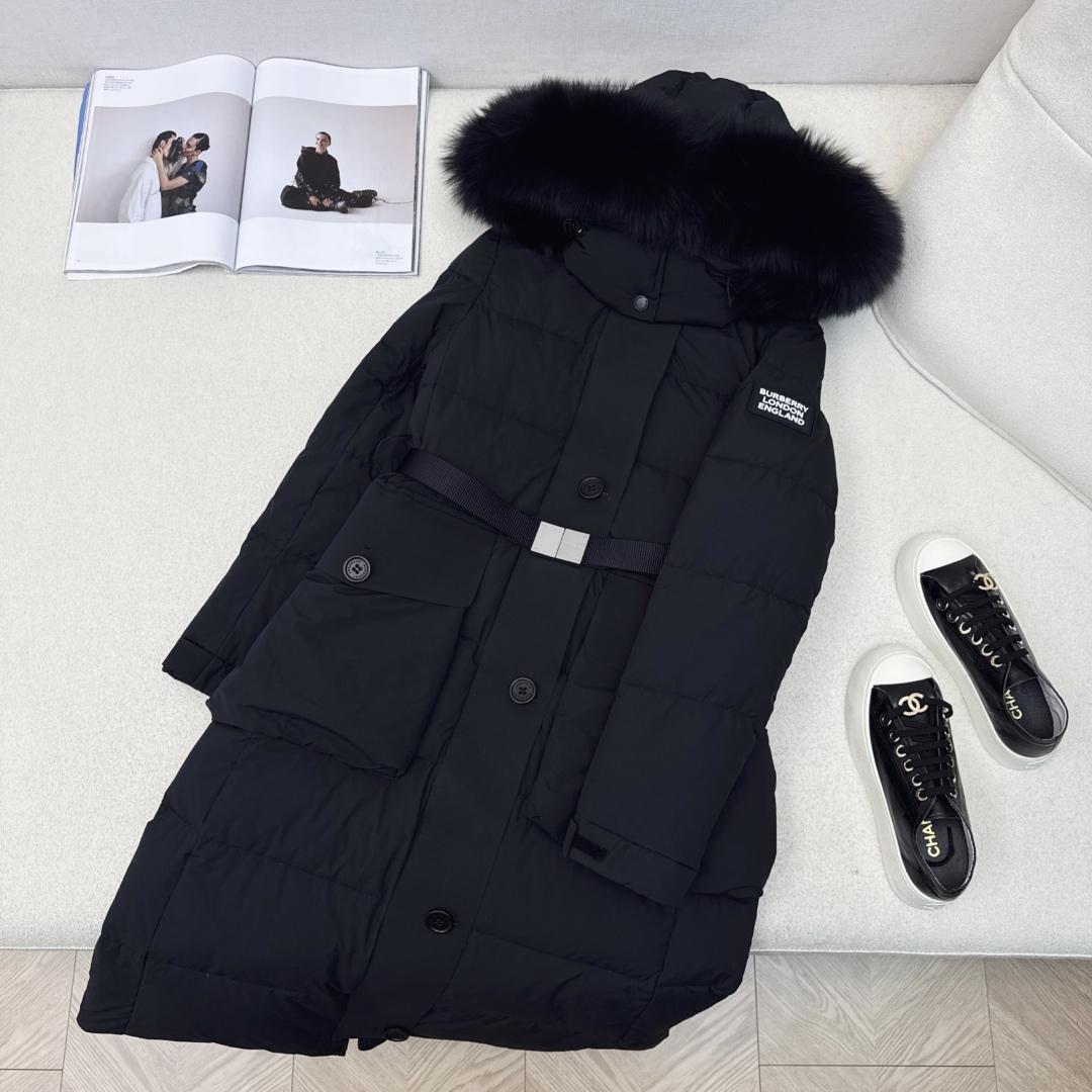 独家首发 原单品质 Bur 25Ss———秋冬最新款毛领连帽长款羽绒服🖤 经典铁扣腰带束腰修身长款版型 