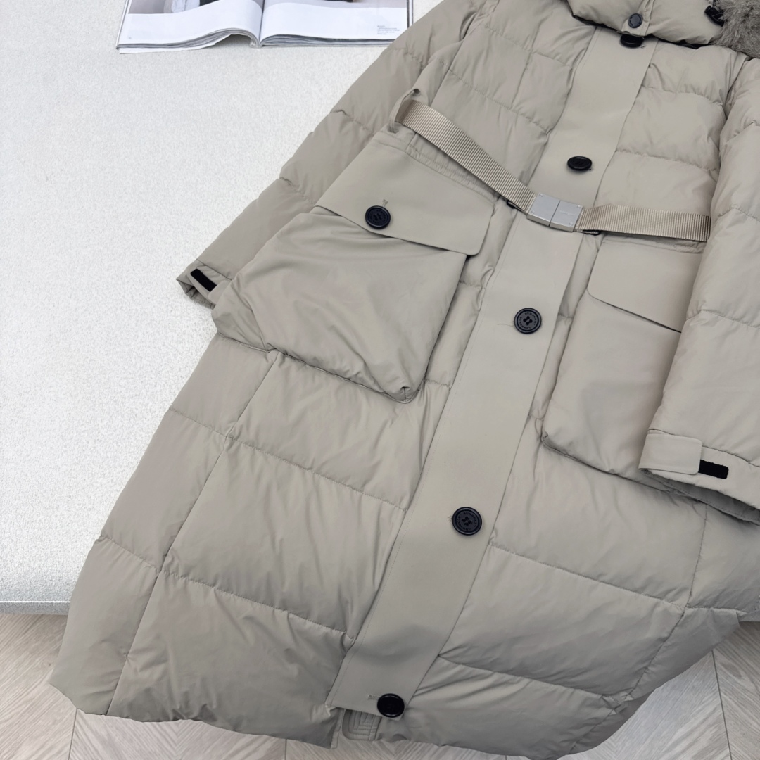 独家首发 原单品质 Bur 25Ss———秋冬最新款毛领连帽长款羽绒服🖤 经典铁扣腰带束腰修身长款版型 