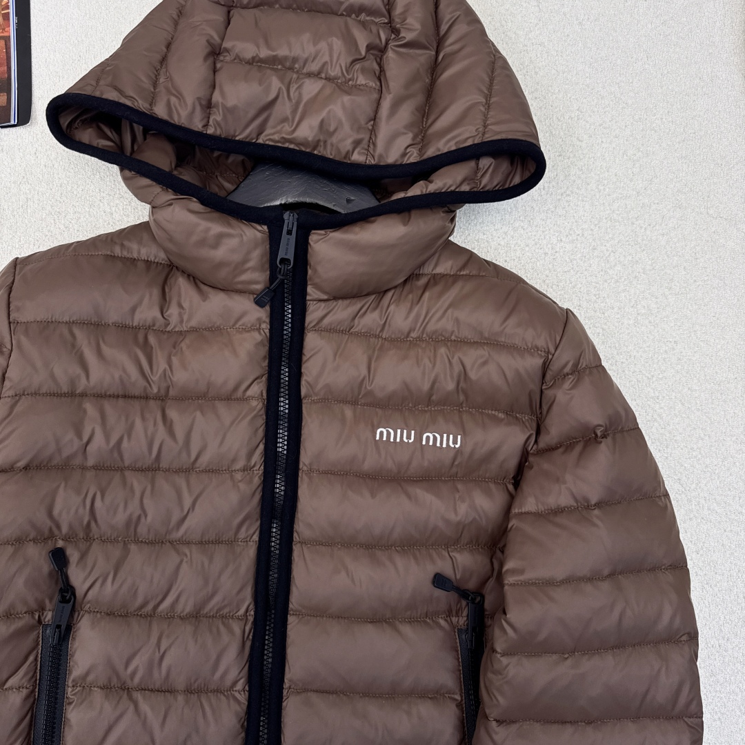 Miu 25Ss———秋冬新款轻薄连帽羽绒服外套🤍 定制开发五金配件所有细节处理全面到位 微宽松连帽版型