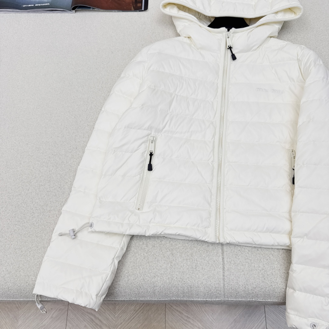 Miu 25Ss———秋冬新款轻薄连帽羽绒服外套🤍 定制开发五金配件所有细节处理全面到位 微宽松连帽版型
