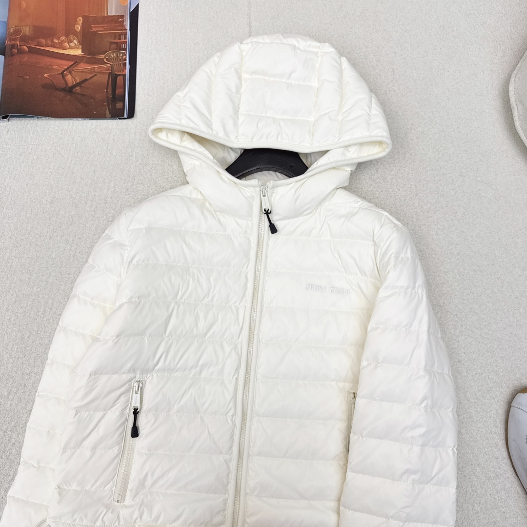 Miu 25Ss———秋冬新款轻薄连帽羽绒服外套🤍 定制开发五金配件所有细节处理全面到位 微宽松连帽版型