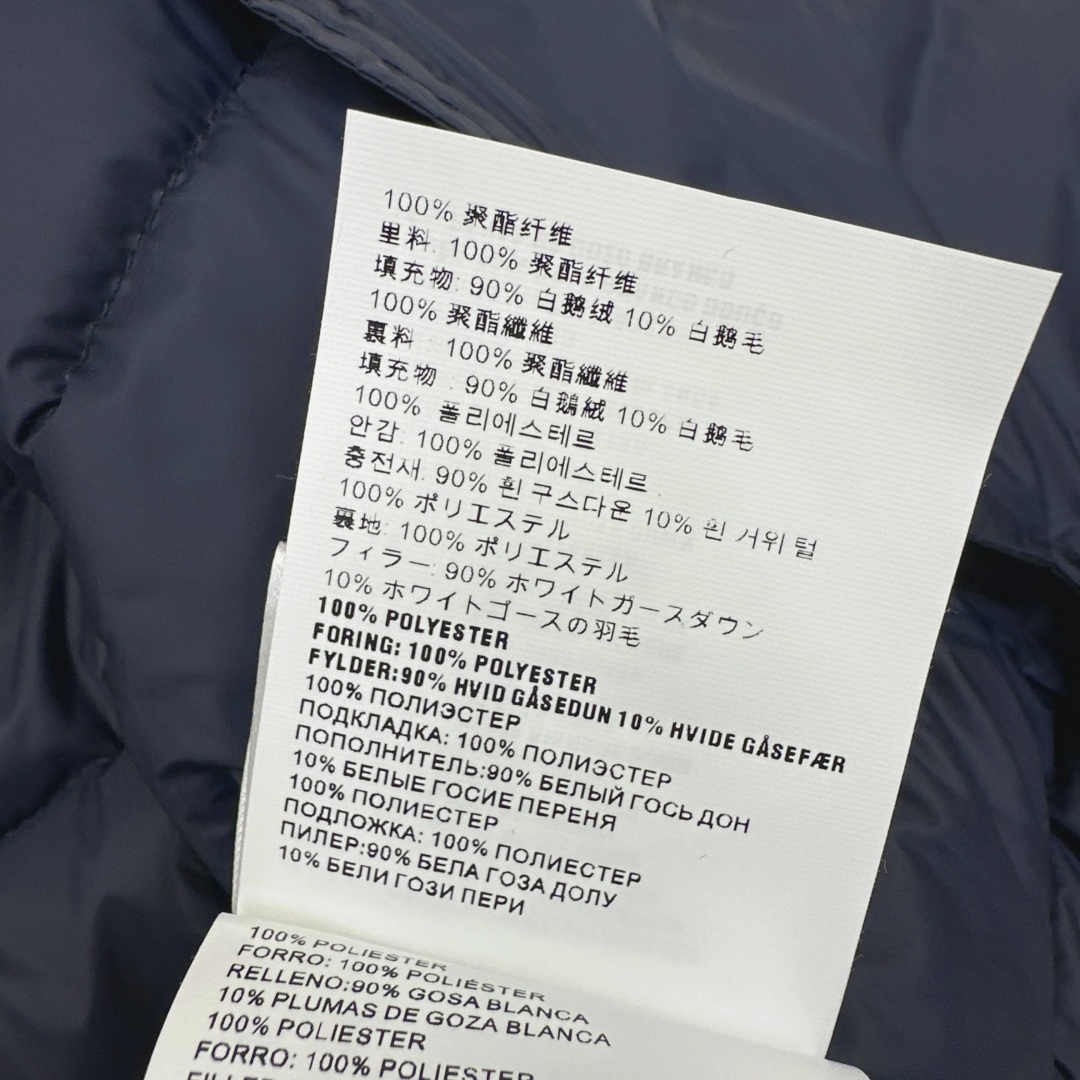 Miu 25Ss———秋冬新款轻薄立领羽绒服马甲💙 定制开发五金配件所有细节处理全面到位 H版型剪裁上身