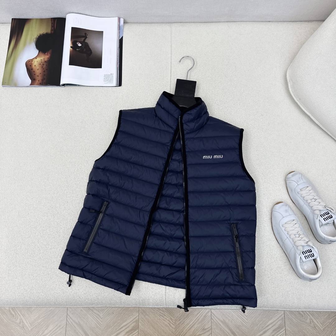 Miu 25Ss———秋冬新款轻薄立领羽绒服马甲💙 定制开发五金配件所有细节处理全面到位 H版型剪裁上身