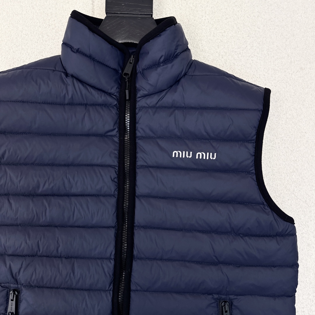 Miu 25Ss———秋冬新款轻薄立领羽绒服马甲💙 定制开发五金配件所有细节处理全面到位 H版型剪裁上身