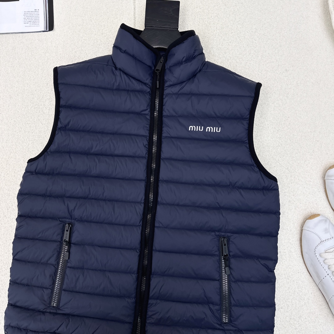 Miu 25Ss———秋冬新款轻薄立领羽绒服马甲💙 定制开发五金配件所有细节处理全面到位 H版型剪裁上身