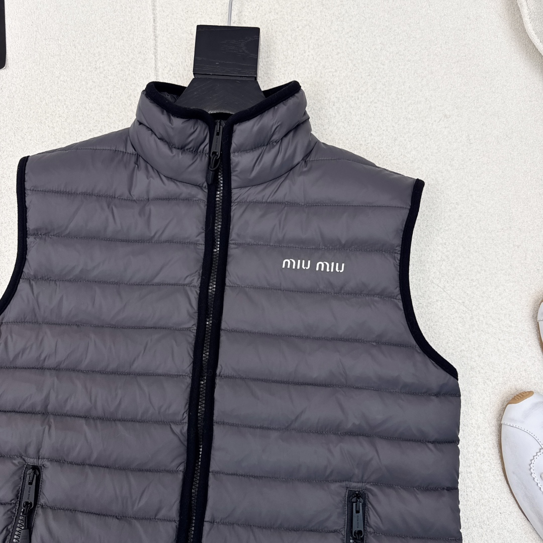 Miu 25Ss———秋冬新款轻薄立领羽绒服马甲💙 定制开发五金配件所有细节处理全面到位 H版型剪裁上身