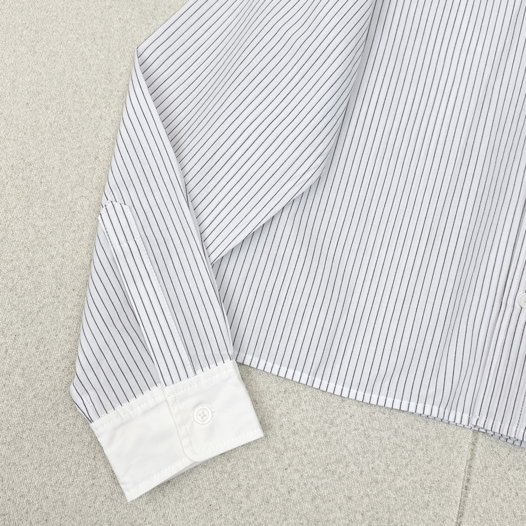 独家首发 CE 26Ss————早秋最新款条纹短款衬衫 🤍宽松H版型随性又帅气 口袋刺绣小logo装饰 