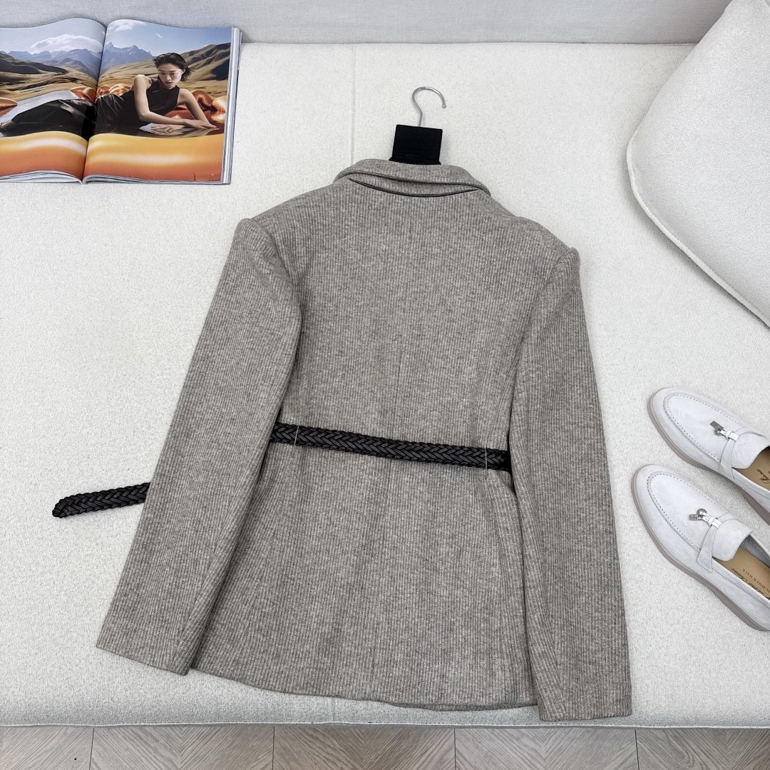 独家首发 Bc 25Ss————秋冬最新款定染针织西装外套🤎领边链条装饰 细节很加分 搭配编织腰带提升调