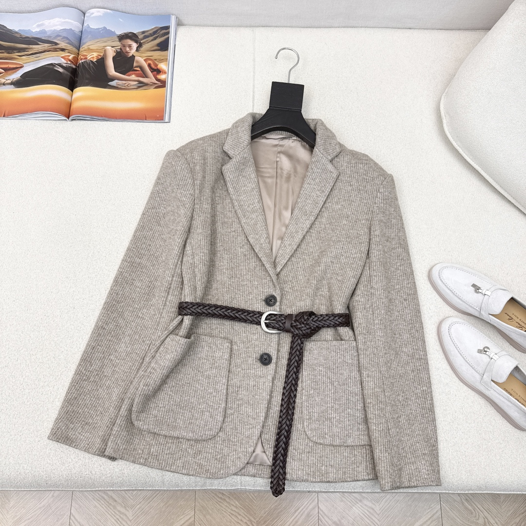 独家首发 Bc 25Ss————秋冬最新款定染针织西装外套🤎领边链条装饰 细节很加分 搭配编织腰带提升调