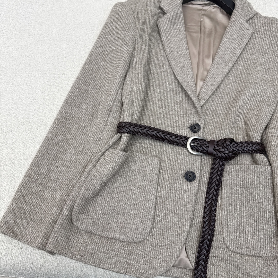 独家首发 Bc 25Ss————秋冬最新款定染针织西装外套🤎领边链条装饰 细节很加分 搭配编织腰带提升调
