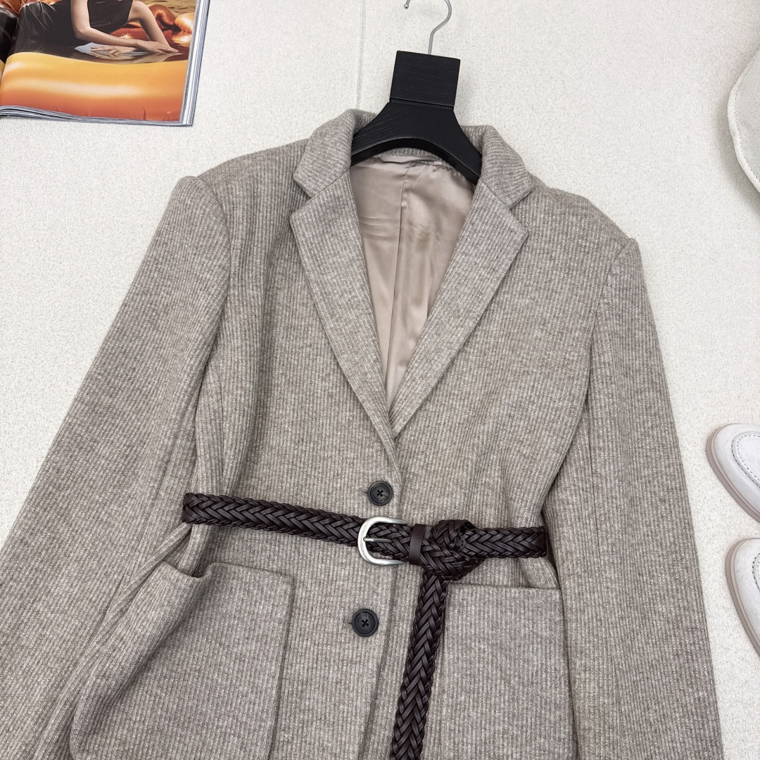 独家首发 Bc 25Ss————秋冬最新款定染针织西装外套🤎领边链条装饰 细节很加分 搭配编织腰带提升调