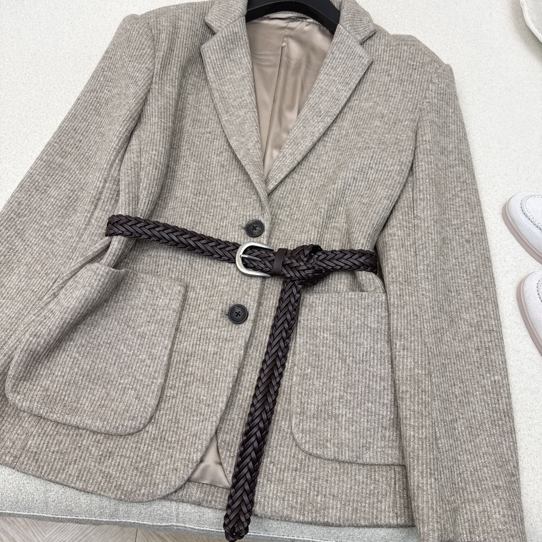 独家首发 Bc 25Ss————秋冬最新款定染针织西装外套🤎领边链条装饰 细节很加分 搭配编织腰带提升调