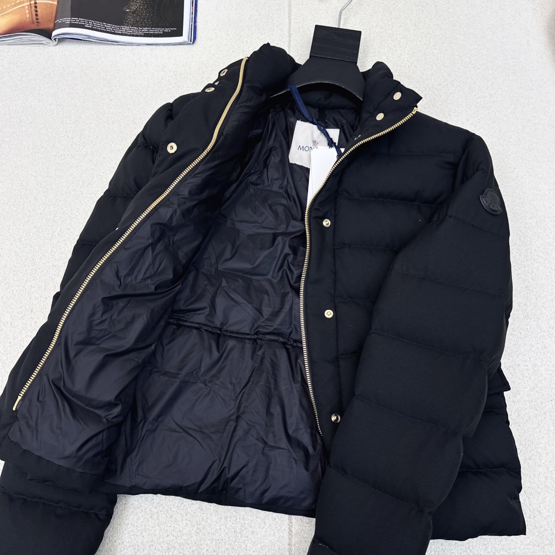 原单品质 MC 25Ss———秋冬新品短款立领羽绒服外套 💛立体剪裁版型设计 时髦又帅气 国标90白鹅绒
